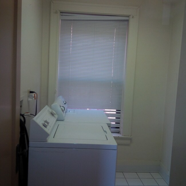 In-Unit Laundry - 824 W Gunnison St