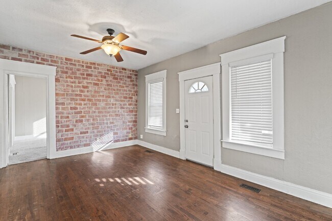 Building Photo - Charming 2 Bed, 1 Bath Lenexa Home with Modern Amenities!