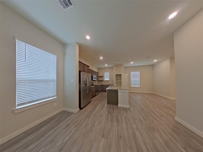Building Photo - 9835 Willow Creek Commerce Dr