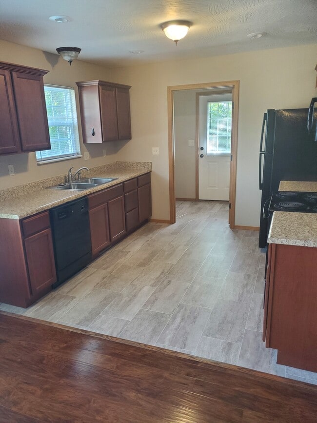 Building Photo - 2952 W Chestnut St