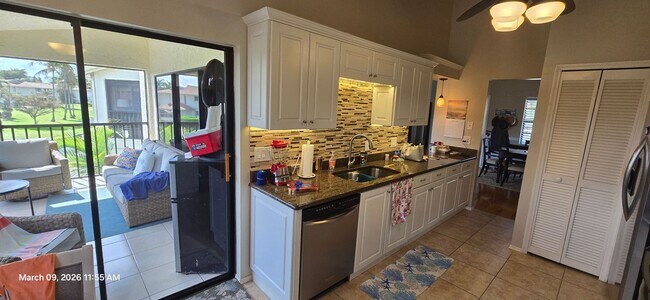 Foto del edificio - Welcome to **Caloosa Yacht & Racquet Club**, one of Fort Myers’ most desirable **gated waterfront...