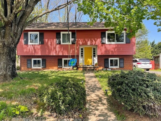 Building Photo - 625 Davis Ave