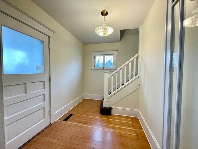 Building Photo - Charming NE 4 Bed 2 Bath - Alberta Arts Di...