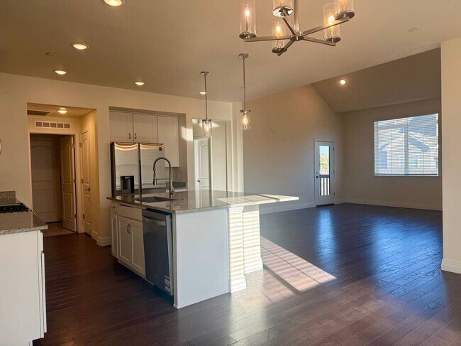 Foto del edificio - 1851 S Dunkirk St