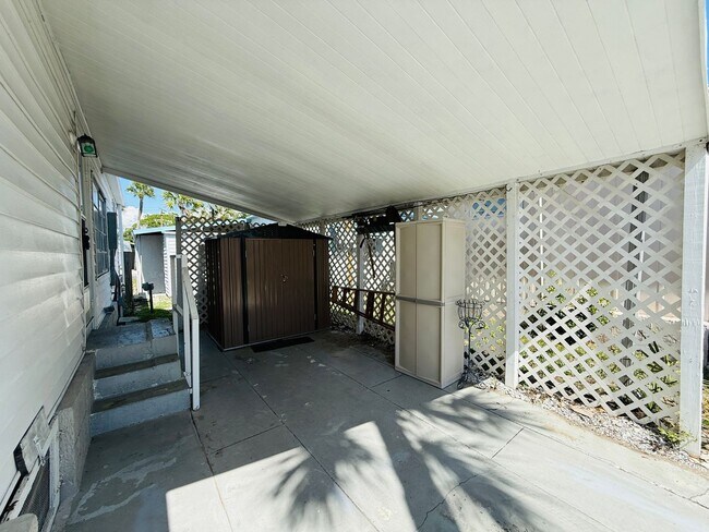 Foto del edificio - Beautiful fully furnished one bedroom, one bath manufactured home in a 55+ deed restricted gated ...