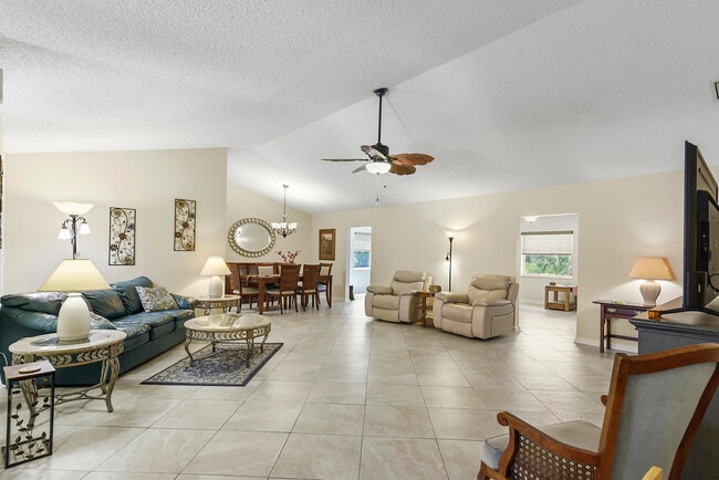 Building Photo - 6940 SE Lillian Ct