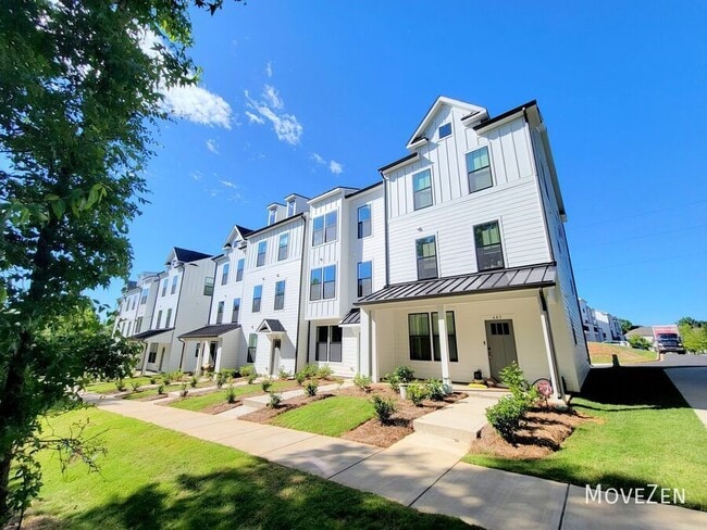 Building Photo - 645 District Ct