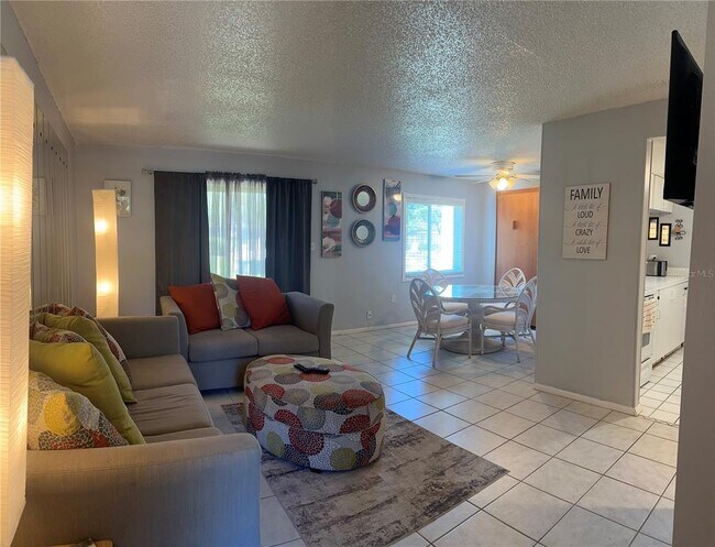 Foto del edificio - 4215 E Bay Dr