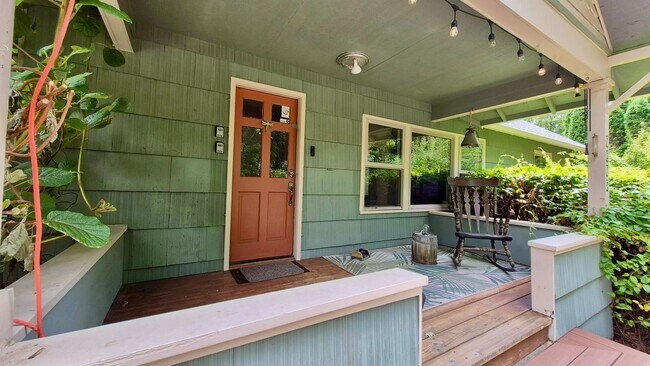 Foto del edificio - Spacious 3 Bed Southwest Portland Home with a Huge Backyard!