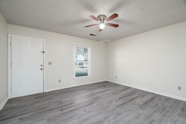 Building Photo - 118 Roberta Dr