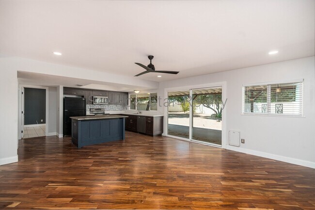 Building Photo - 526 N Pepperwood Ct