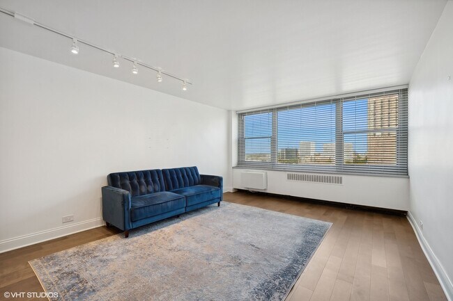 Foto del edificio - 555 W Cornelia Ave