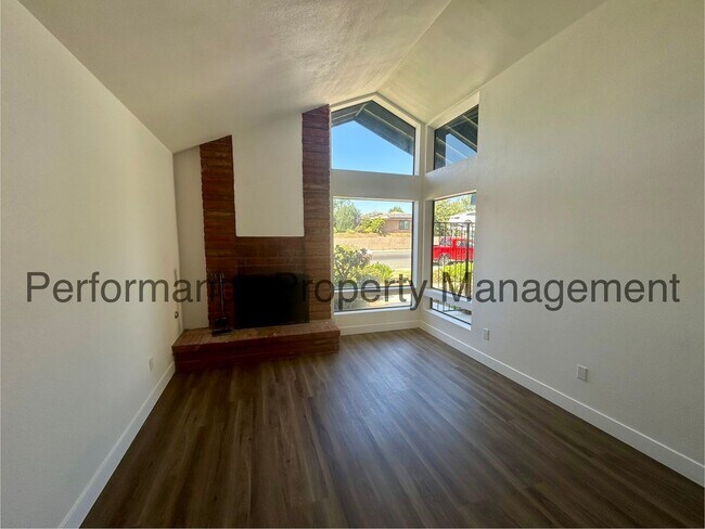 Foto del edificio - Stunning 3 Bed/2 Bath Split Wing Home w/ R...