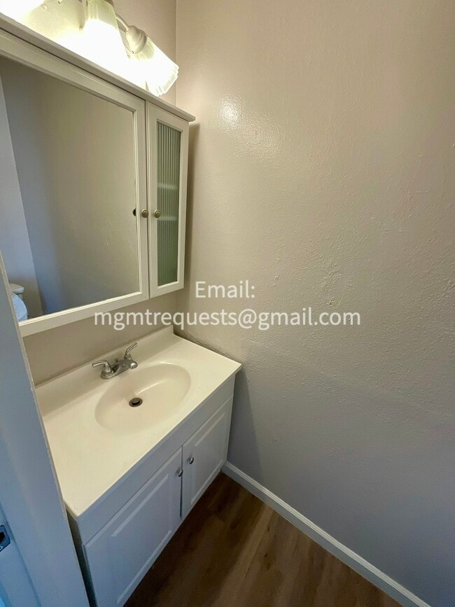 Foto del edificio - 16830 Village Ln