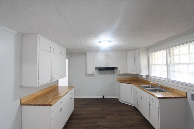 Building Photo - 3 Bedroom, 1 Bath! New on the Market and N...