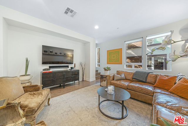 Building Photo - 646 N Gramercy Pl