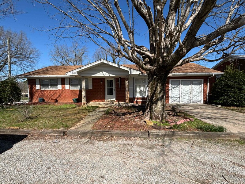 Primary Photo - 206 W Roberts St