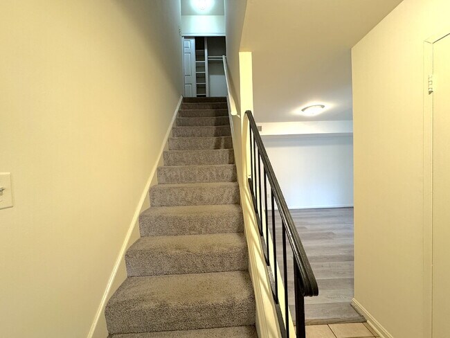 Building Photo - Charming Townhome in Prime Annandale Location