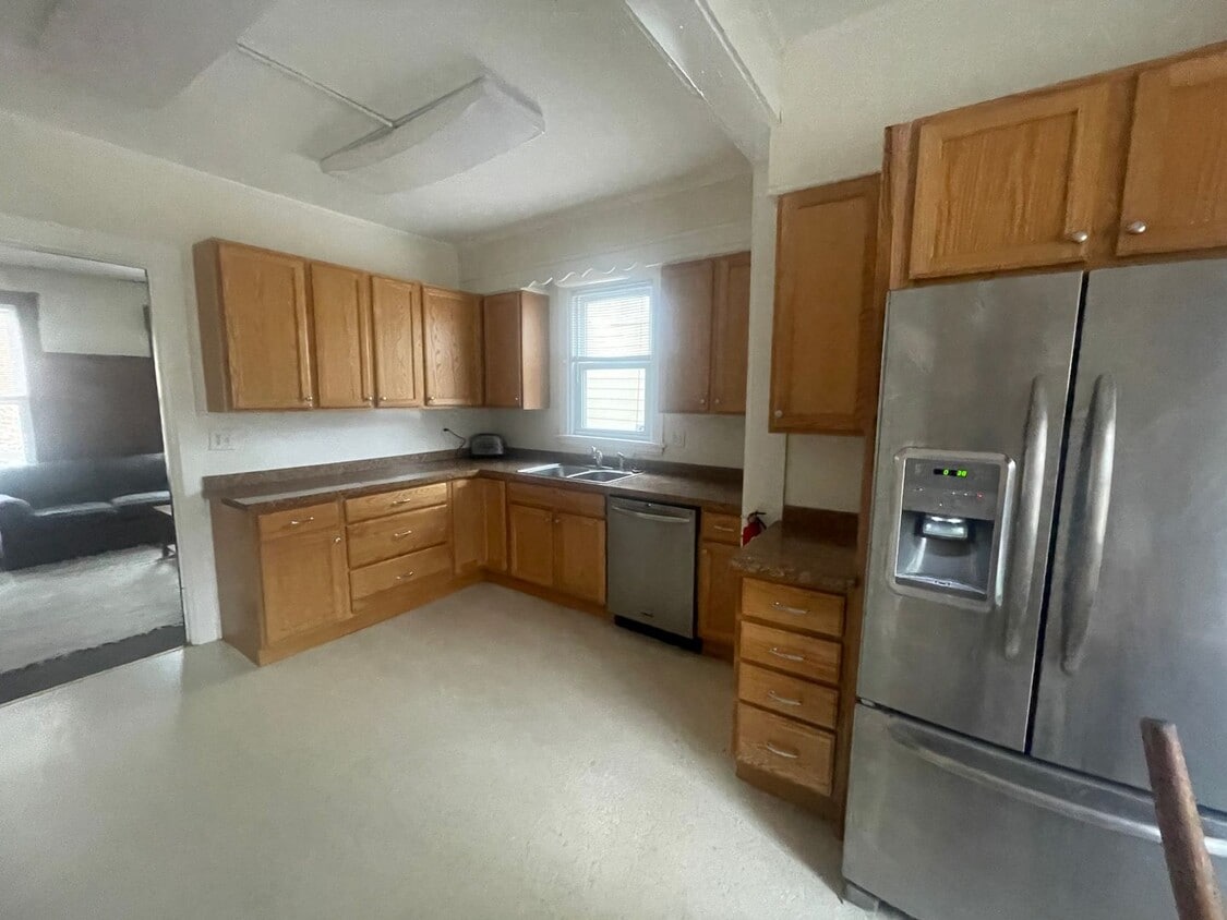 Primary Photo - 215 Giles St