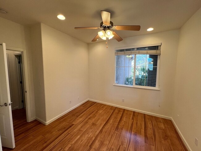 Foto del edificio - Gorgeous 3 bedroom plus office in Empire R...