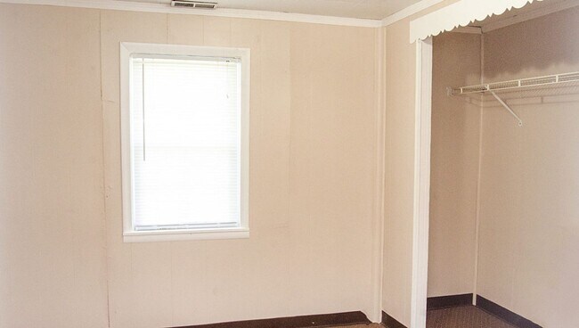Building Photo - 3 Bedroom / 1 Bathroom Available August 2024