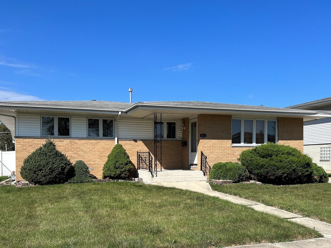 3046 192nd St, Lansing, IL 60438 House for Rent in Lansing, IL