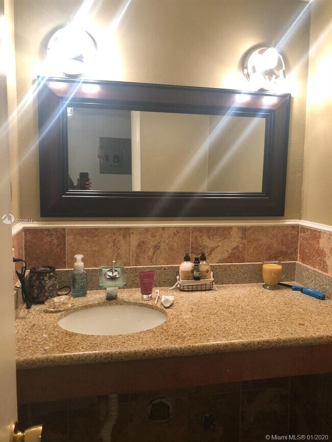 Foto del edificio - 1460 NE 169th St