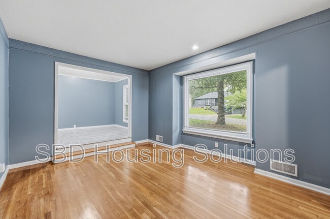 Foto del edificio - 12812 Bristol Ave