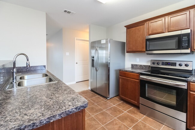 Building Photo - 2033 Pine Knot Dr