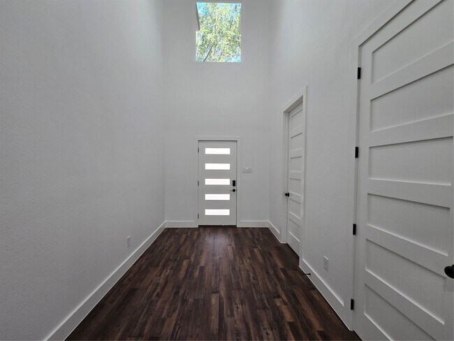 Foto del edificio - 14811 Wallach Dr