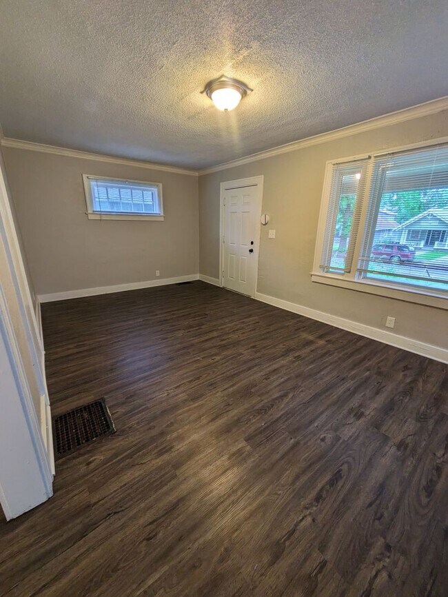 Foto del edificio - 5535 Woodland Ave