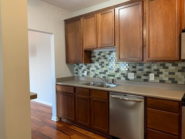 Building Photo - Amazing Southside Condo in Perry Township!