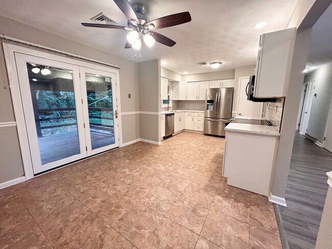 Foto del edificio - 4-Bedroom, 2-Bathroom Home In Lancaster!