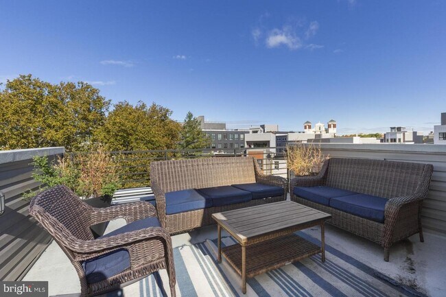 Foto del edificio - 1744 Vineyard St