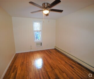 Building Photo - 610 E 187th St
