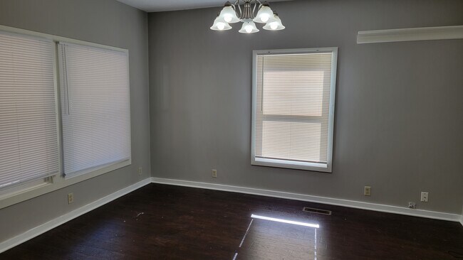 Building Photo - 632 Allyn St