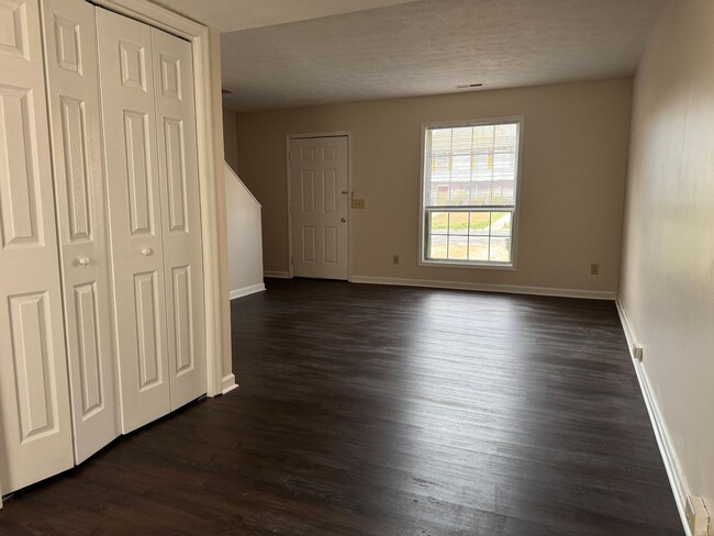 Building Photo - Newly Remodeled 2BR/1.5BA Townhouse – Prim...