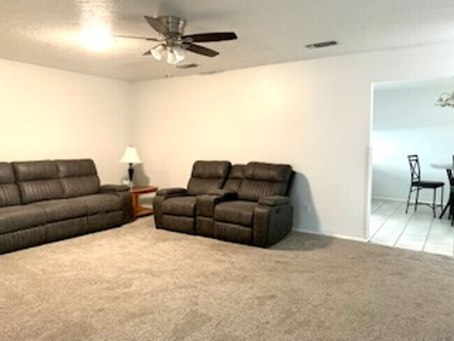Foto del edificio - Beautiful  3 bedroom, 2 bath home with 2 car garage.