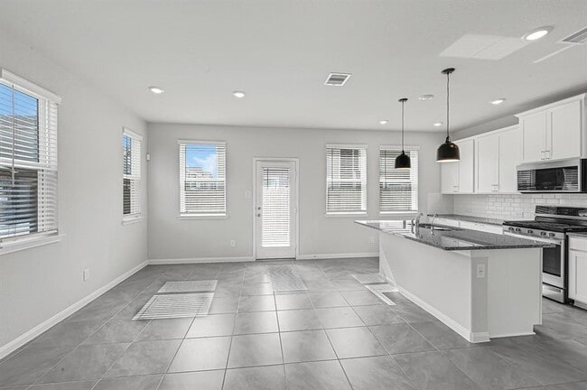 Building Photo - 1528 Lakeline Oak Dr