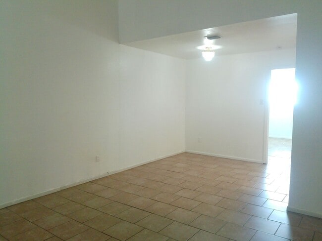 Building Photo - 5725 Crestmore Dr