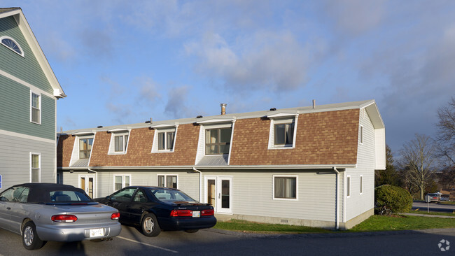 Building Photo - Quaker Estates