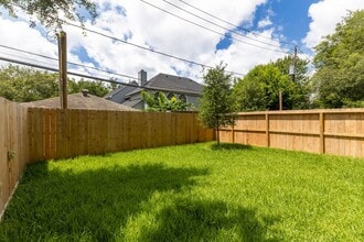 Building Photo - 4517 Larch Ln