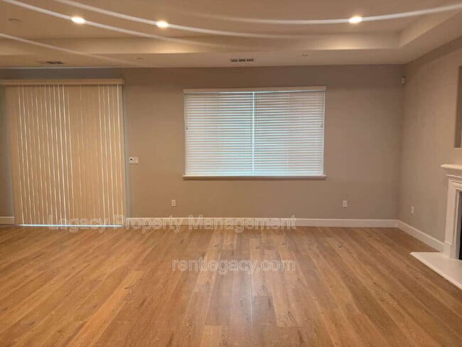 Building Photo - 452 Aster St