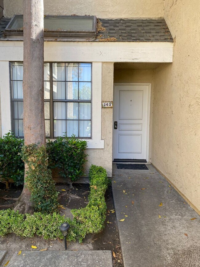 Foto del edificio - Irvine: 2-story townhome with attached 2 c...