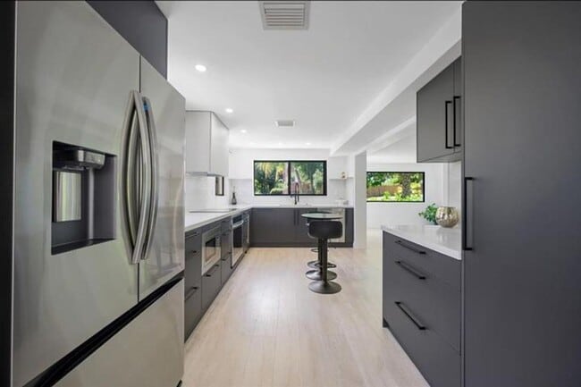 Building Photo - 823 33rd St
