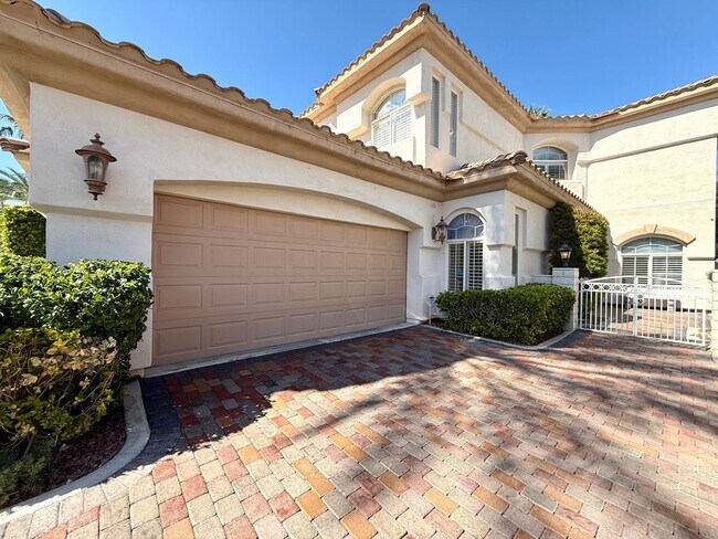 Foto del edificio - Grand 3 bedroom home with lake and golf co...