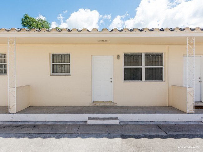 Foto del edificio - 110-120 NE 55th St