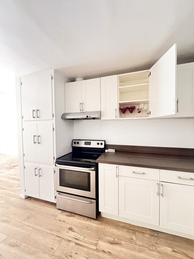 Foto del edificio - Limited Time Offer: ONE MONTH FREE! Charmi...