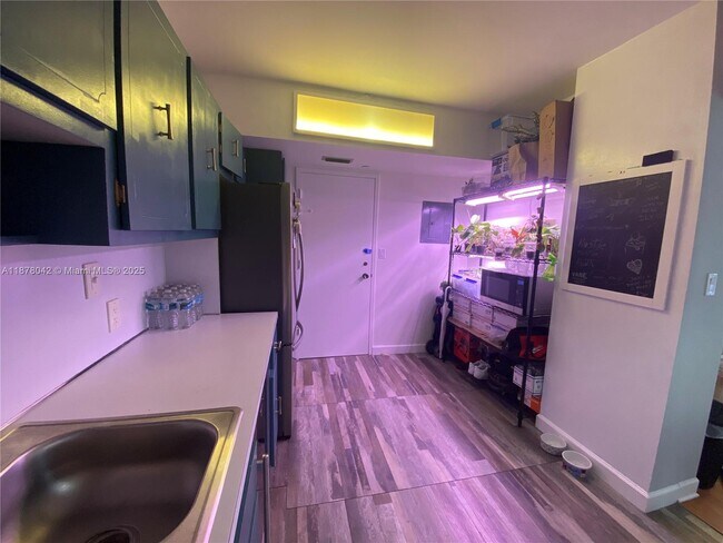 Foto del edificio - 4200 Hillcrest Dr