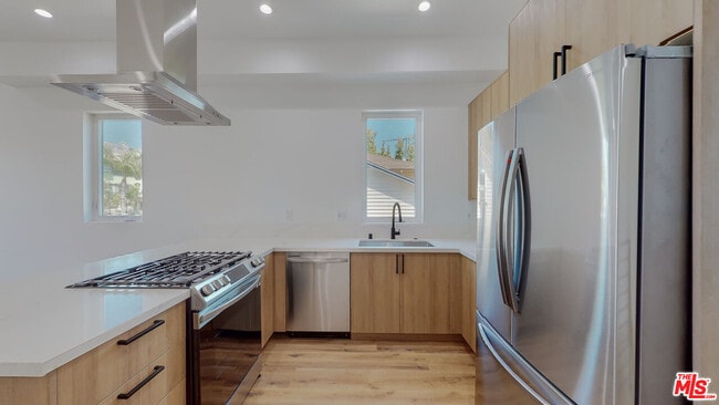 Building Photo - 4462 W Maplewood Ave